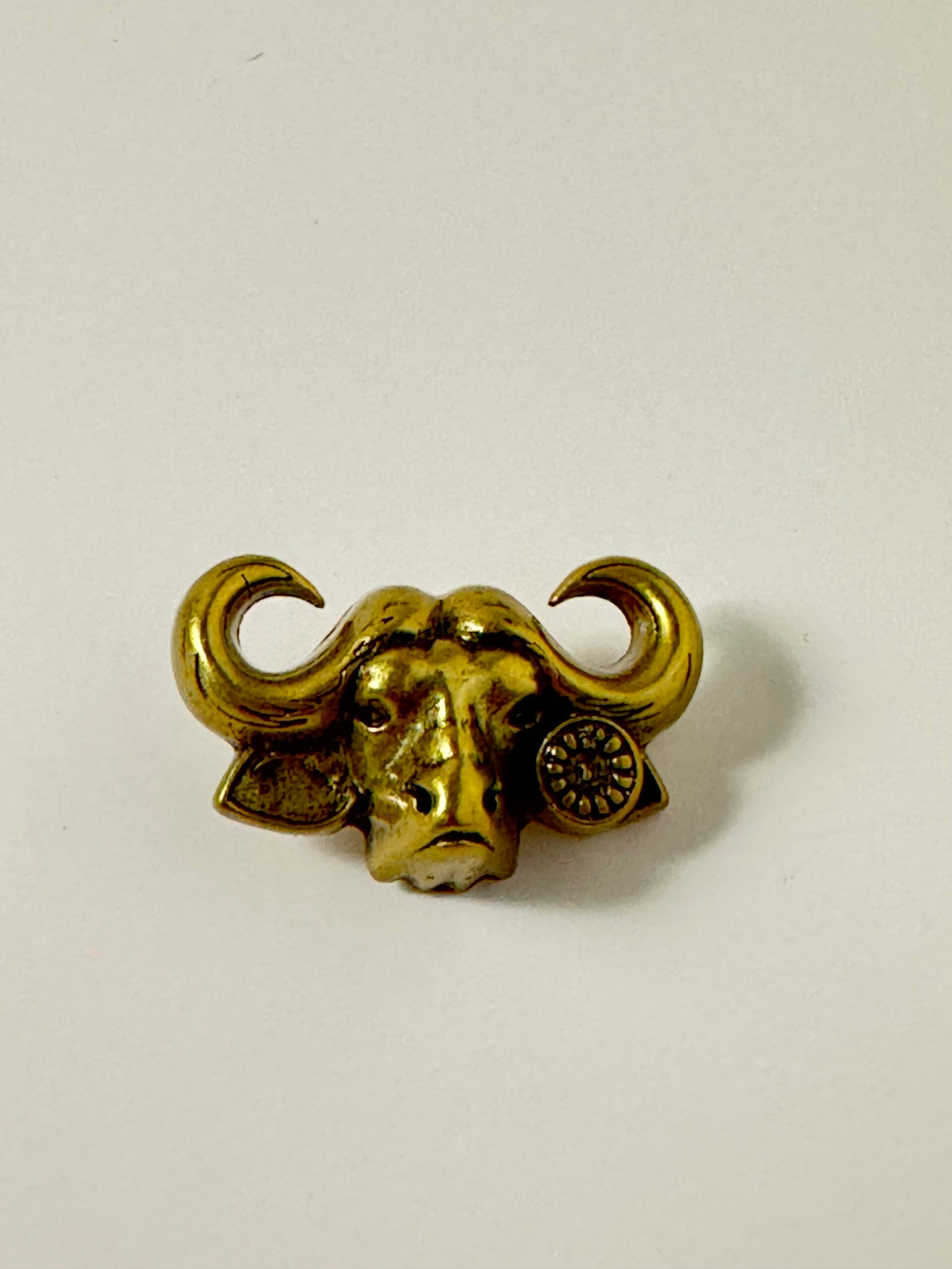 Suur Buffalo pin